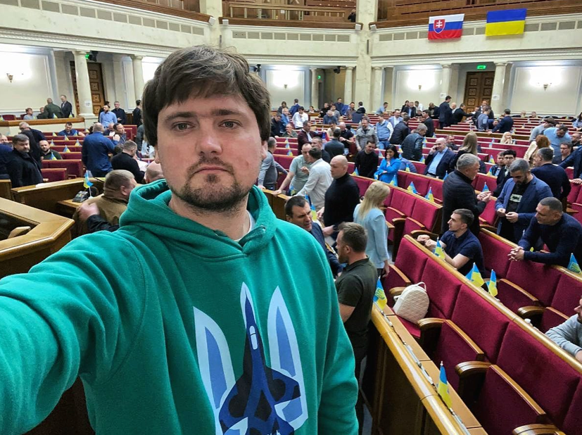 Олександр Санченко вважає, що після схвалення законопроєкту російським артистам вже не вдасться всидіти на двох стільцях (Фото Facebook Олександра Санченка)