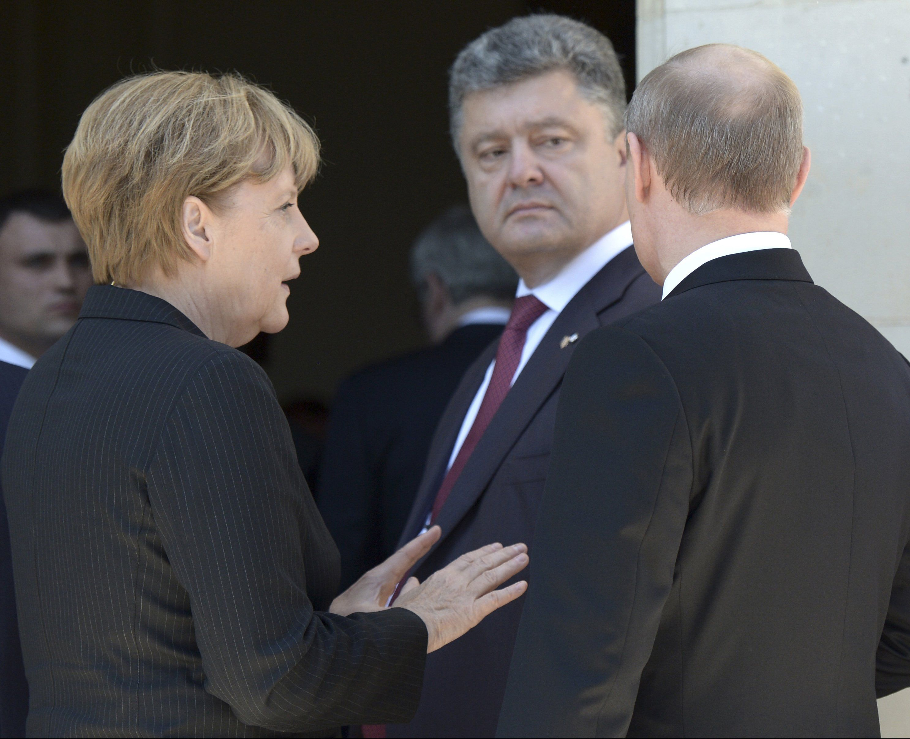 Історичне фото: 2014 рік, в Україні гинуть люди, Порошенко дивиться на Путіна. Фото Reuters