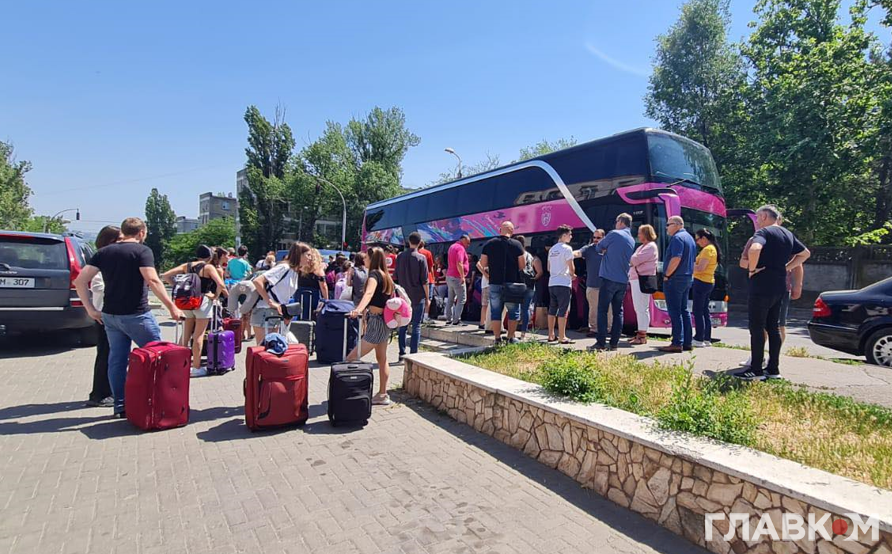 Біженців з різних областей України привозять у Молдову автобусами