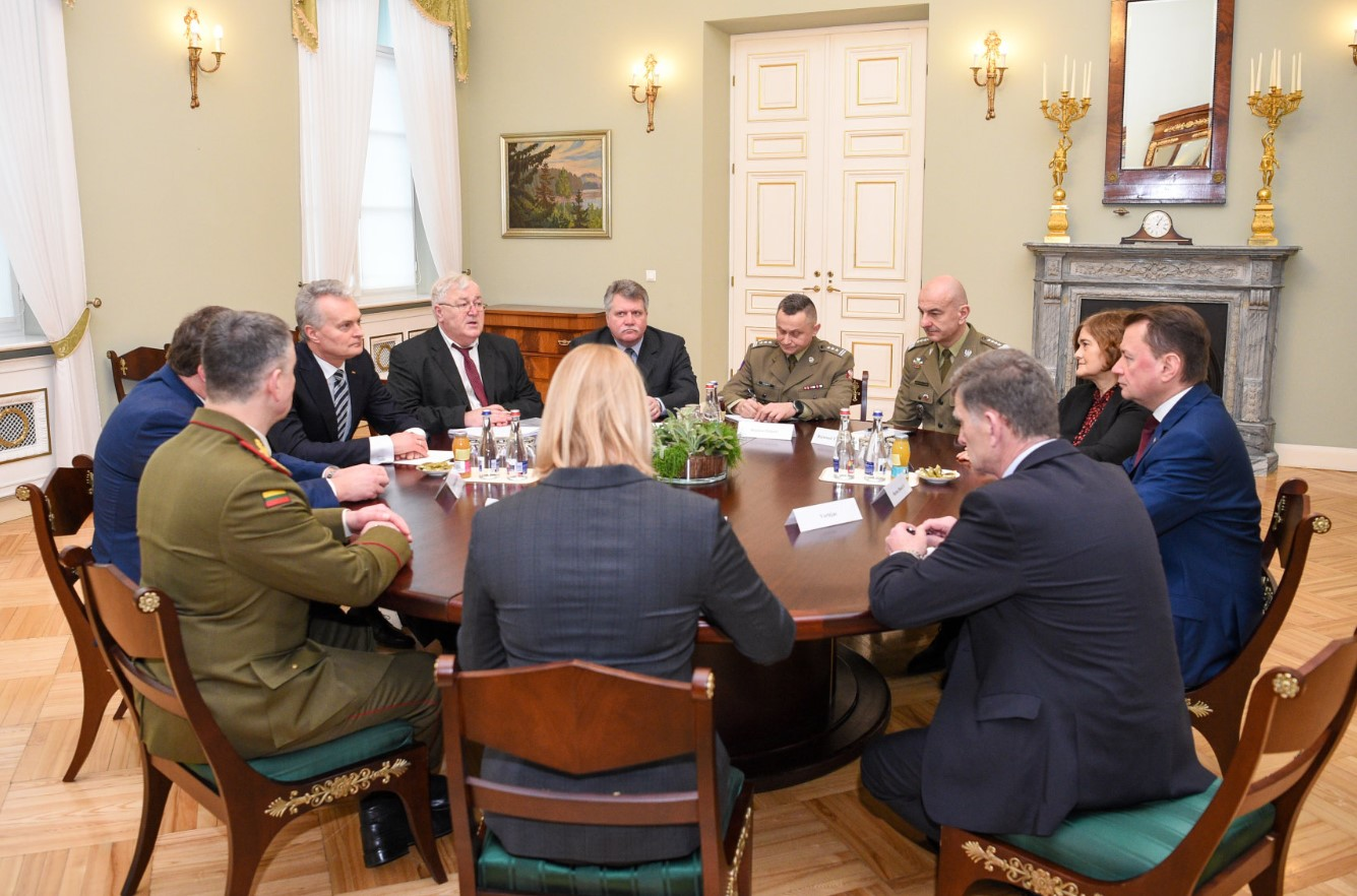Президент Литовської Республіки Гітанас Науседа зустрівся з міністрами оборони і головнокомандувачами збройними силами Литви і Польщі (фото: пресслужба президента Литви)