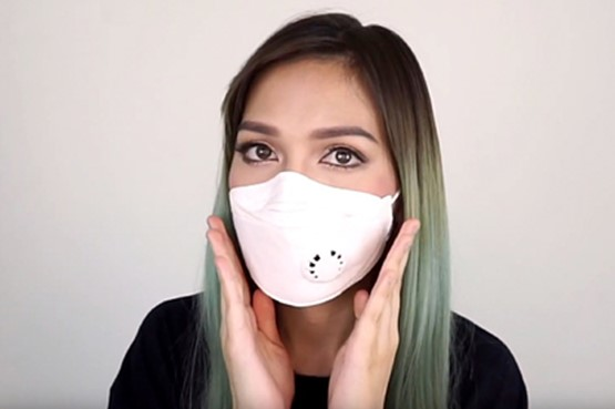До маски від коронавірусу вже придумали відповідний макіяж – тіні з легким блиском і чорна підводка для очей (Monkey Sis/YouTube)