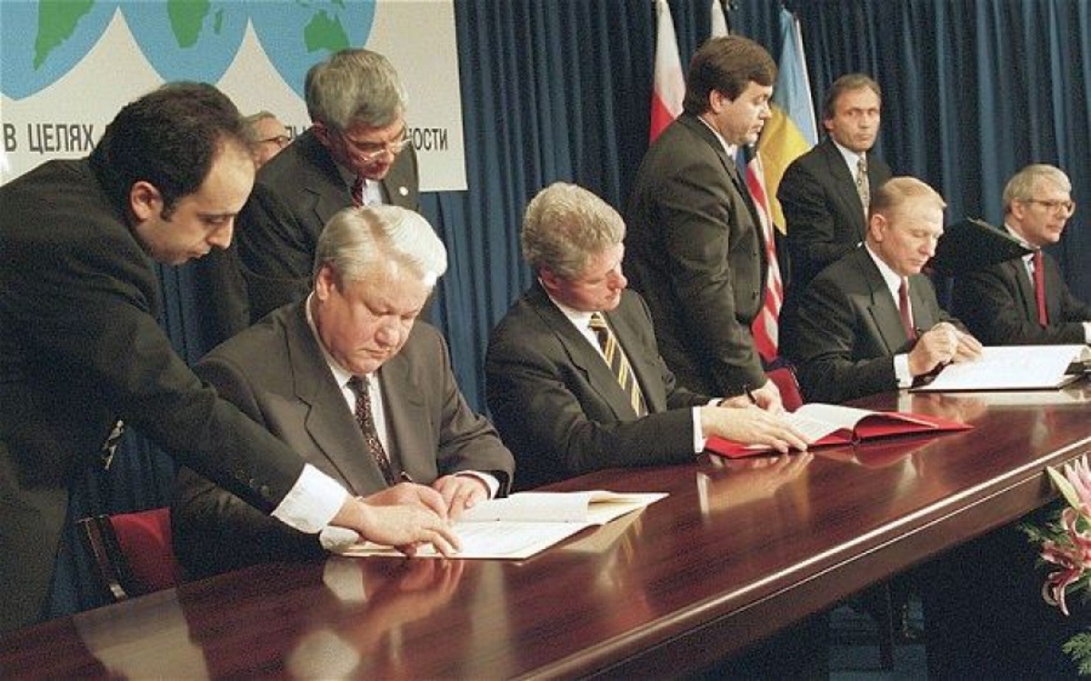 5 грудня 1994-го у Будапешті було підписано Меморандум про гарантії безпеки у зв’язку з приєднанням України до Договору про нерозповсюдження ядерної зброї (Будапештський меморандум)