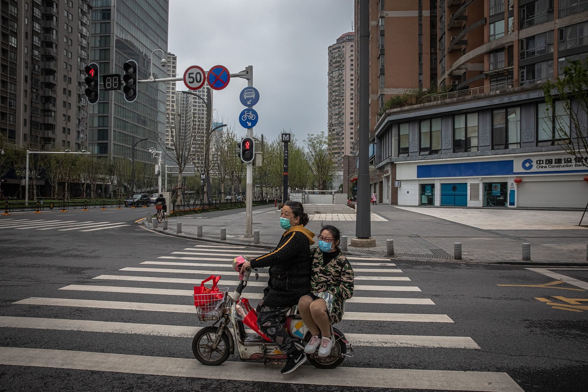 Власти Китая начали открывать город Ухань только через два месяца после полного закрытия от мира, и тогда, когда случаи заражений почти прекратились. Фото: EPA-EFE