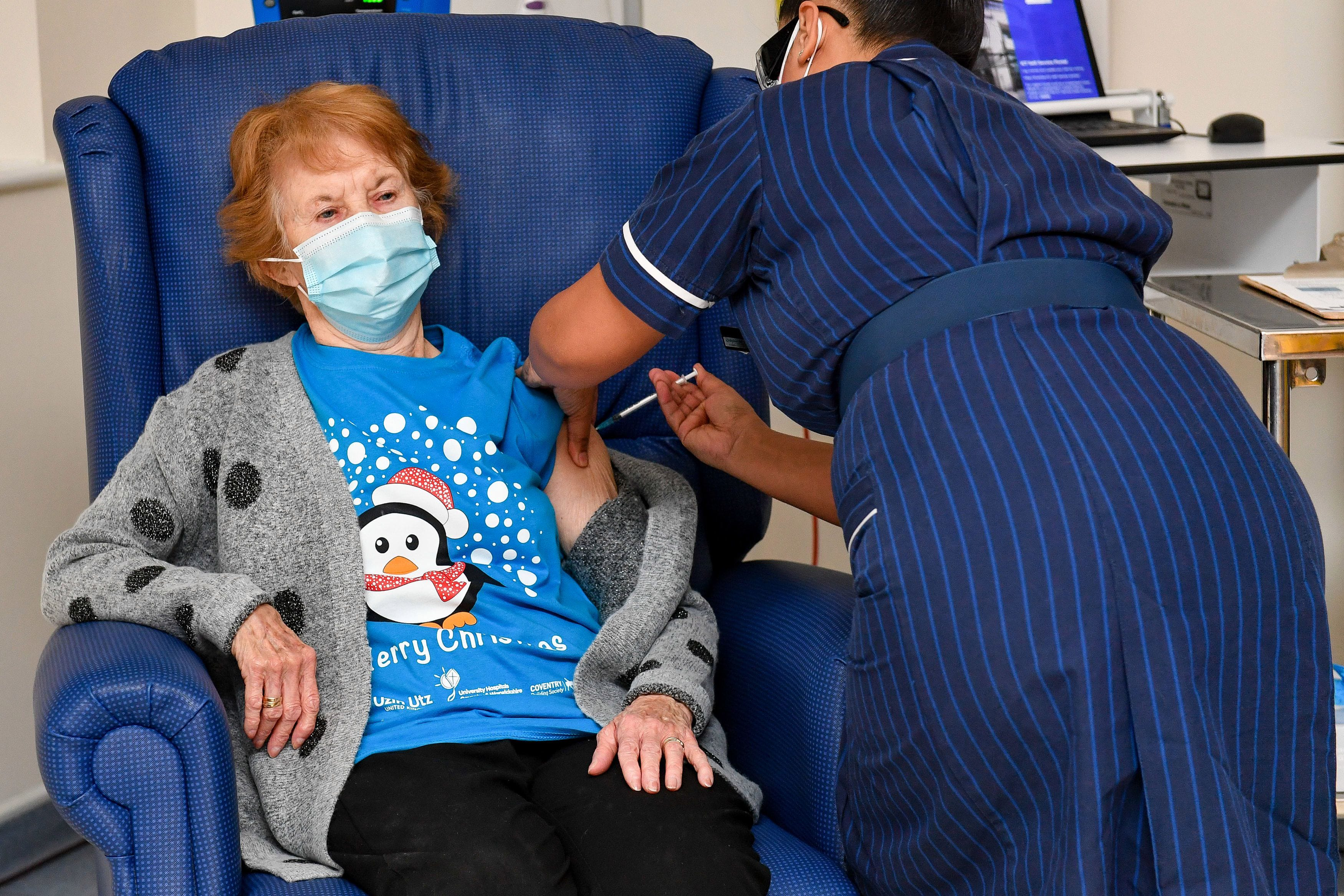 Нині близько 2 млн людей у Великій Британії отримали принаймні одну дозу вакцини. 90-річна Маргарет Кінан стала першою у світі людиною, що отримала щеплення препаратом Pfizer BioNTech (Фото: AP)