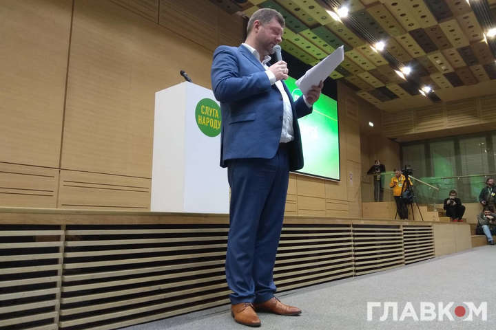 Голова партії «Слуга народу» Олександр Корнієнко задоволений тим, що навколо «слуг» на місцях гуртуються всі інші