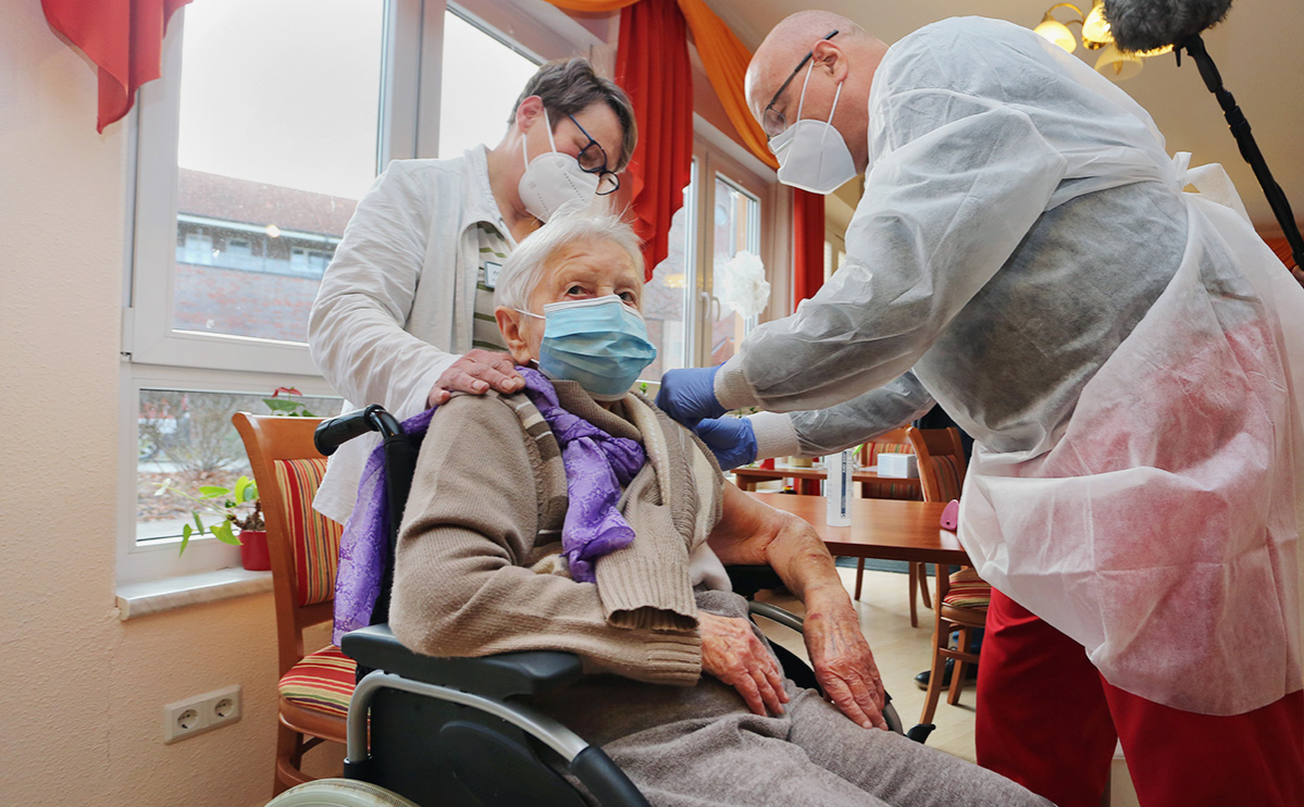 Заможна Німеччина щепила вже понад мільйон своїх громадян, тоді як Гвінея вакцинувала лише 25 високопосадовців експериментальною російською вакциною. На фото 101-річна мешканка будинку престарілих Едіт Квойцалла. Хальберштадт, Німеччина (фото: dpa)