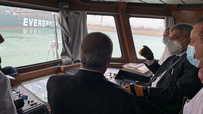 Чиновники Адміністрації Суецького каналу відвідали судно для розробки плану його порятунку. Фото EPA