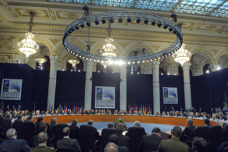 На саміті у Бухаресті 2008 року президент Росії Володимир Путін розкритикував політику розширення НАТО. Він наполягав, що НАТО має враховувати думку Росії в питанні членства України (Фото: Укрінформ)