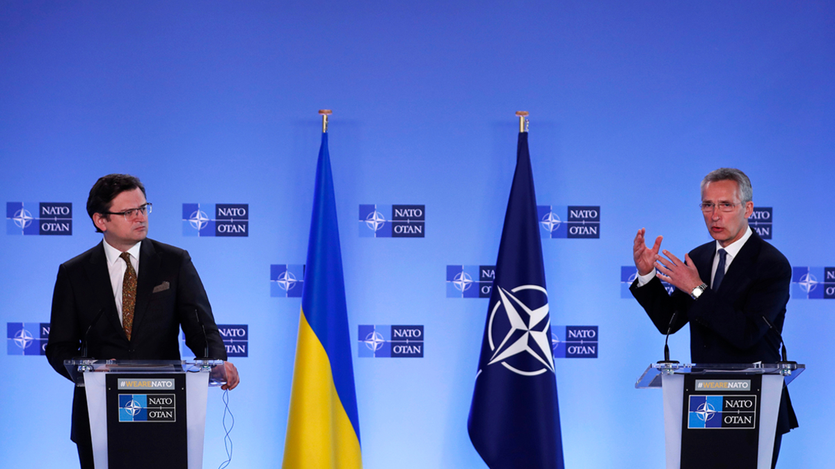 Глава НАТО Єнс Столтенберг на зустрічі з міністром закордонних справ України Дмитром Кулебою (Фото: AP)