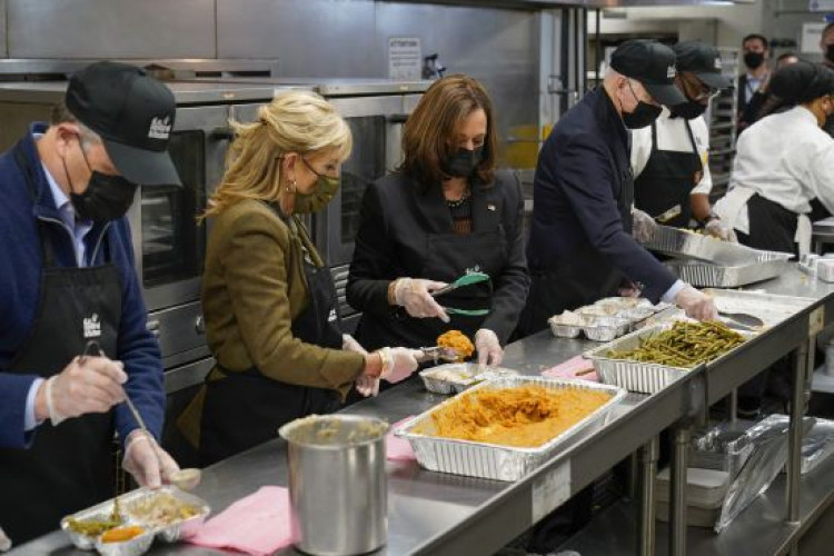 Джо Байден, перша леді Джилл Байден, віцепрезидентка Камала Гарріс і її чоловік Даг Емхофф (ліворуч) збирають набори для їжі до Дня подяки (Фото: AP)