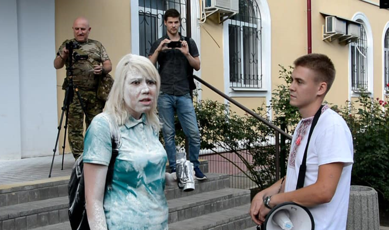 Активісти обсипали Петренко борошном (фото з відкритих джерел)