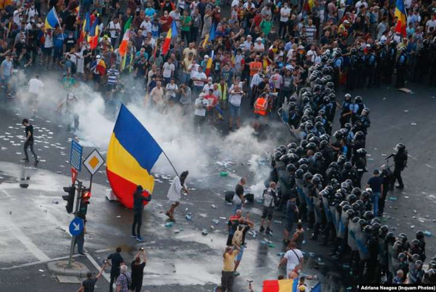 Десятки тисяч людей 10 серпня вийшли на вулиці у багатьох містах Румунії, щоб взяти участь у демонстраціях з нагоди першої річниці масштабного антикорупційного протесту, який був жорстоко придушений урядом