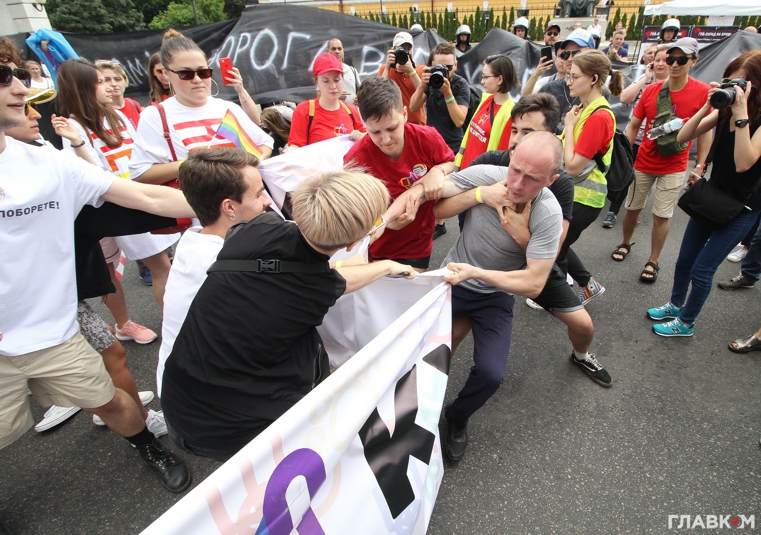 Противник Маршу рівності напав на учасників акції