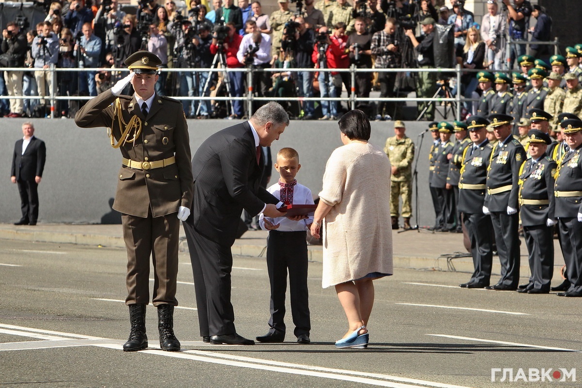Президент вручив Зірку Героя сину та матері капітана Євгена Лоскота