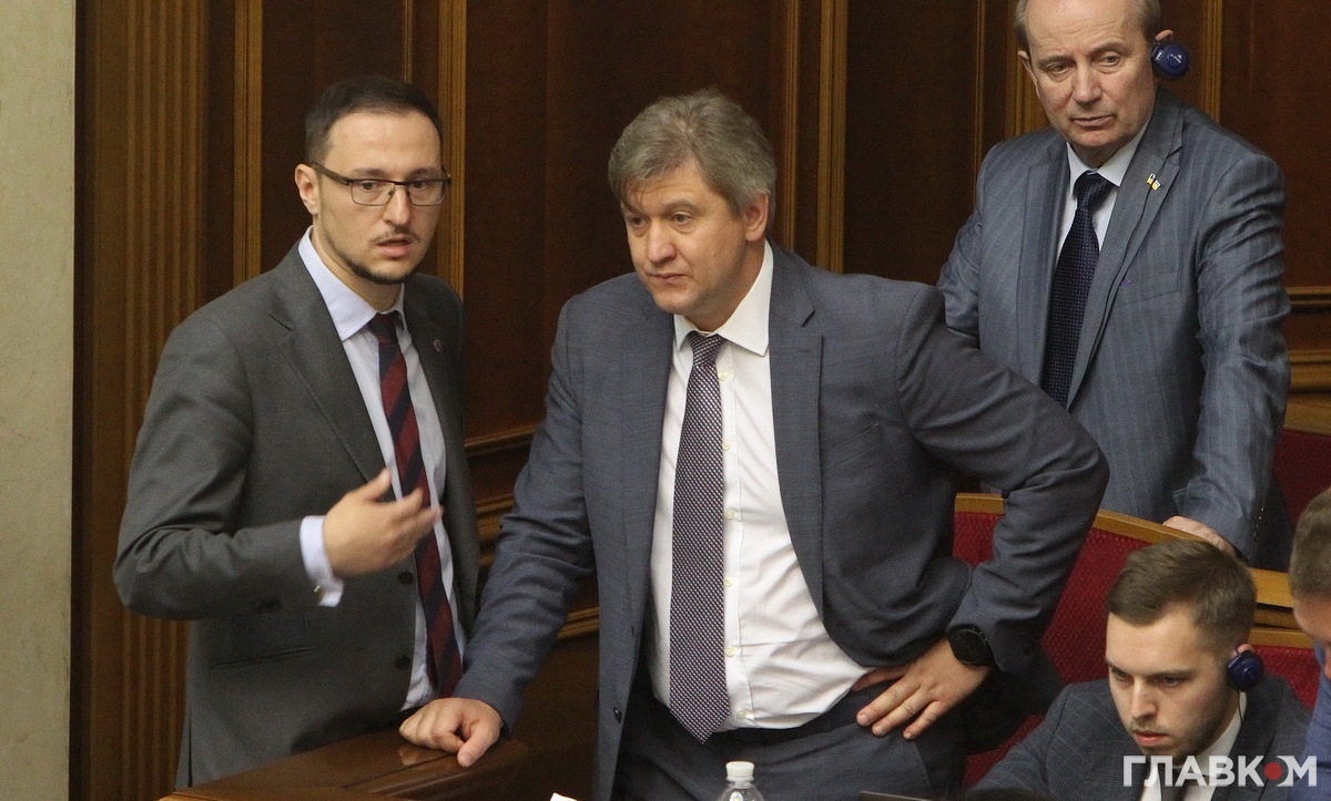 Екс-міністр фінансів Олександр Данилюк (посередині)