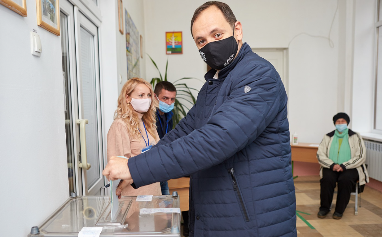 Руслан Марцінків під час голосування на місцевих виборах 2020 року