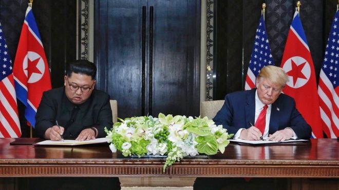 Кім Чен Ин та Дональд Трамп під час підписання угоди (фото: GETTY IMAGES)