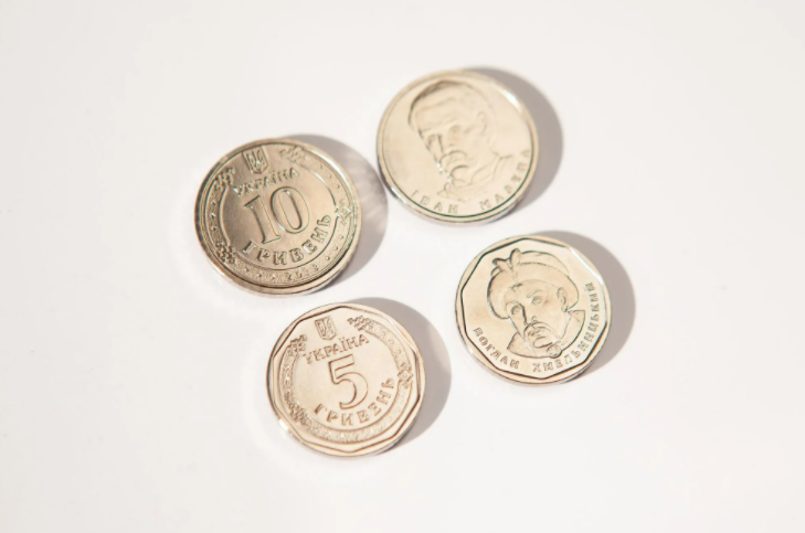 Монеты номиналом 5 и 10 гривен. Фото: НБУ