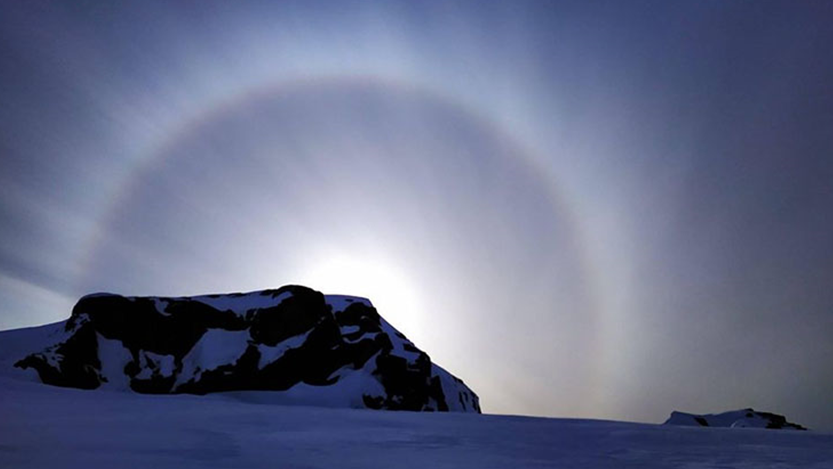 Антарктида – неймовірно красиве місце. На фото – оптичне явище «ефект гало» – дисперсія кристаликів льоду