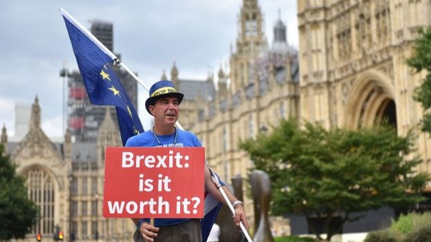Противники выхода из ЕС до сих пор не прекратили свою кампанию - и надеются на второй референдум. Тереза Мэй считает, что второй референдум быд бы ударом по устоям демократии (фото: GETTY IMAGES)