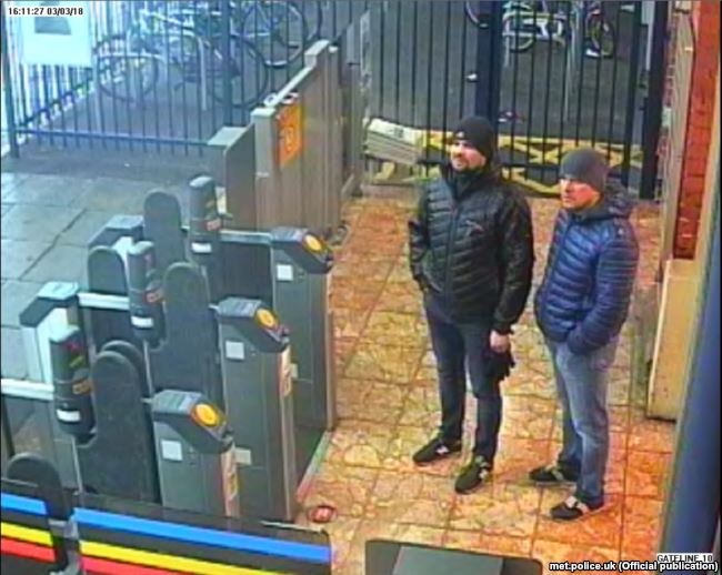 «Петров» и «Боширов» 3 марта на станции поезда в Солсбери перед отъездом в Лондон