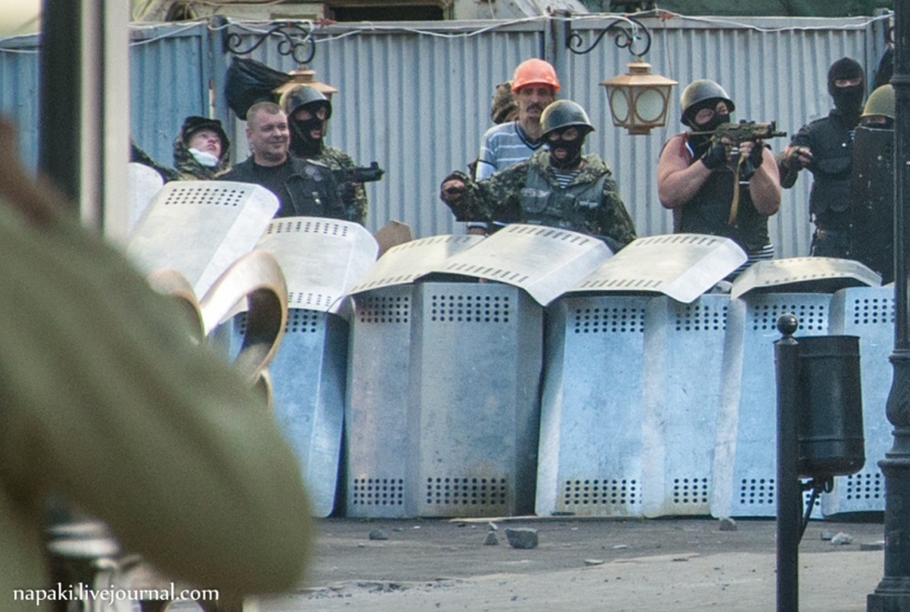 Проросійськи активісти стріляють у проукраїнських активістів, перебуваючи за спинами працівників міліції. Одеса, 2 травня 2014 року