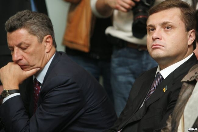 Народні депутати від Партії регіонів Юрій Бойко (праворуч) і Сергій Льовочкін під час засідання ЦВК. Київ, 28 жовтня 2009 року