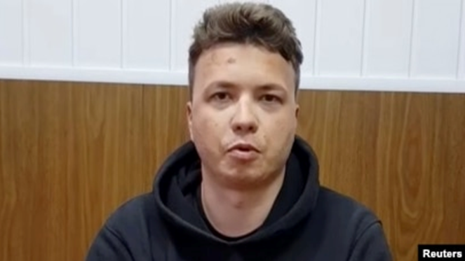 На відео, оприлюдненому КДБ, де Роман Протасевич дає «свідчення», на його обличчі помітні гематоми
