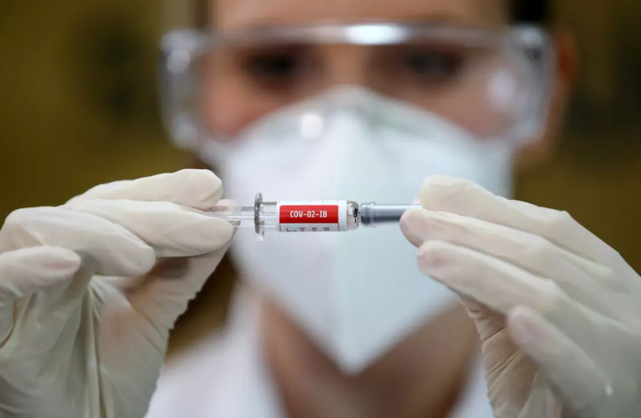Поки що 70% мешканців Землі не вакциновані навіть від першого, вуханського, штаму. (Фото: Reuters)
