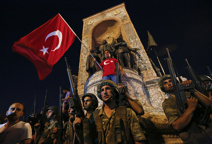 Військові на площі Таксім у СтамбуліФото: Reuters