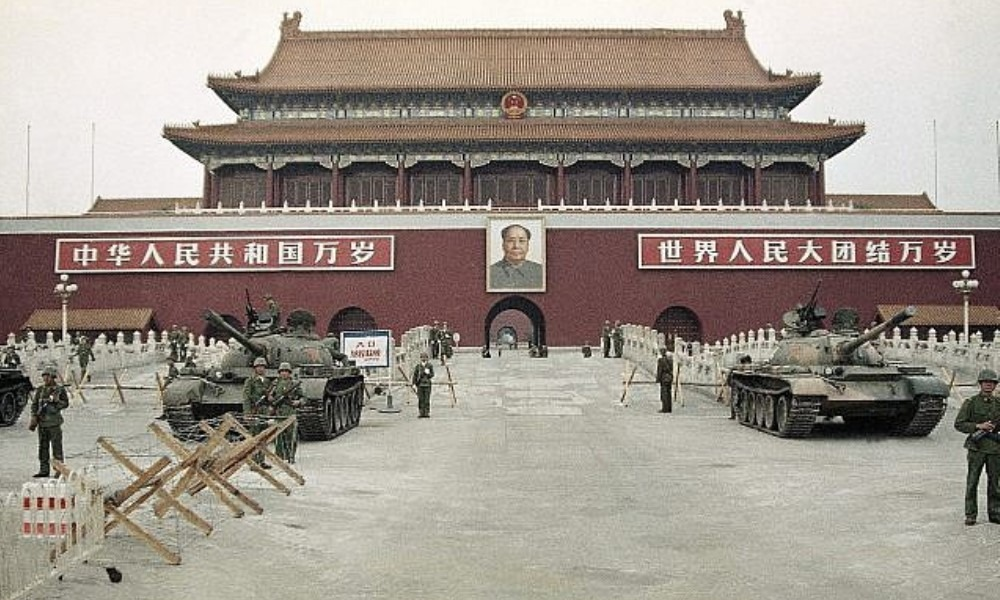 Пекин, Тяньаньмэнь, танки после разгона демонстрации, 10 июня 1989 года / AP Photo