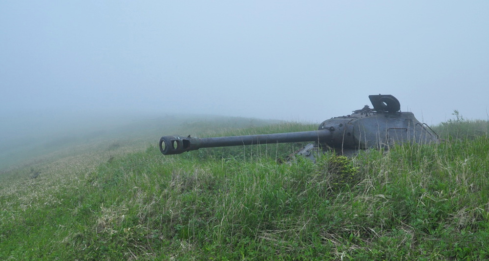Танк ІС-2, виробництво яких завершилося ще в 1945 році, на давно занедбаній лінії оборони на острові Шикотанфото: smolbattle.ru
