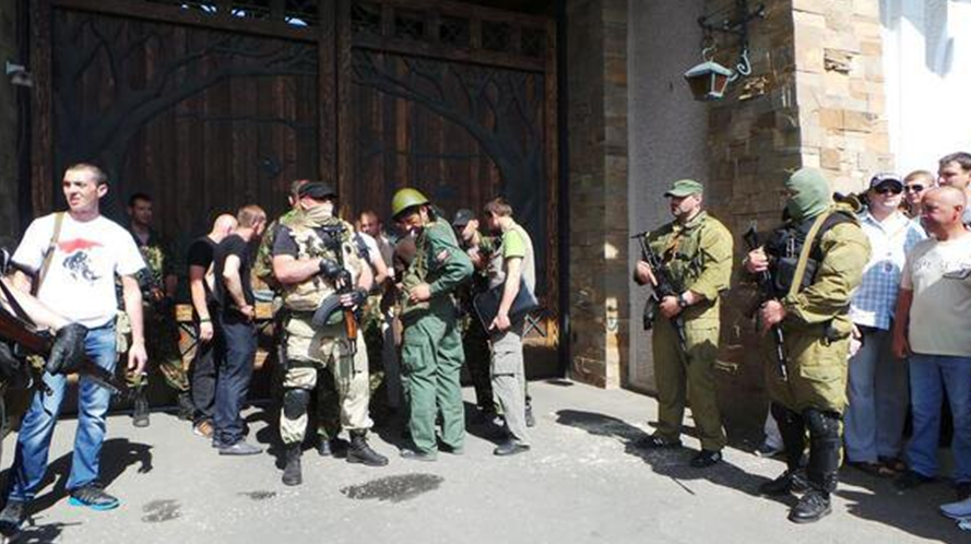 Озброєні люди під резиденцією Ахметова в Донецьку, травень 2014 р.Фото: Twitter/Новости Донбасса