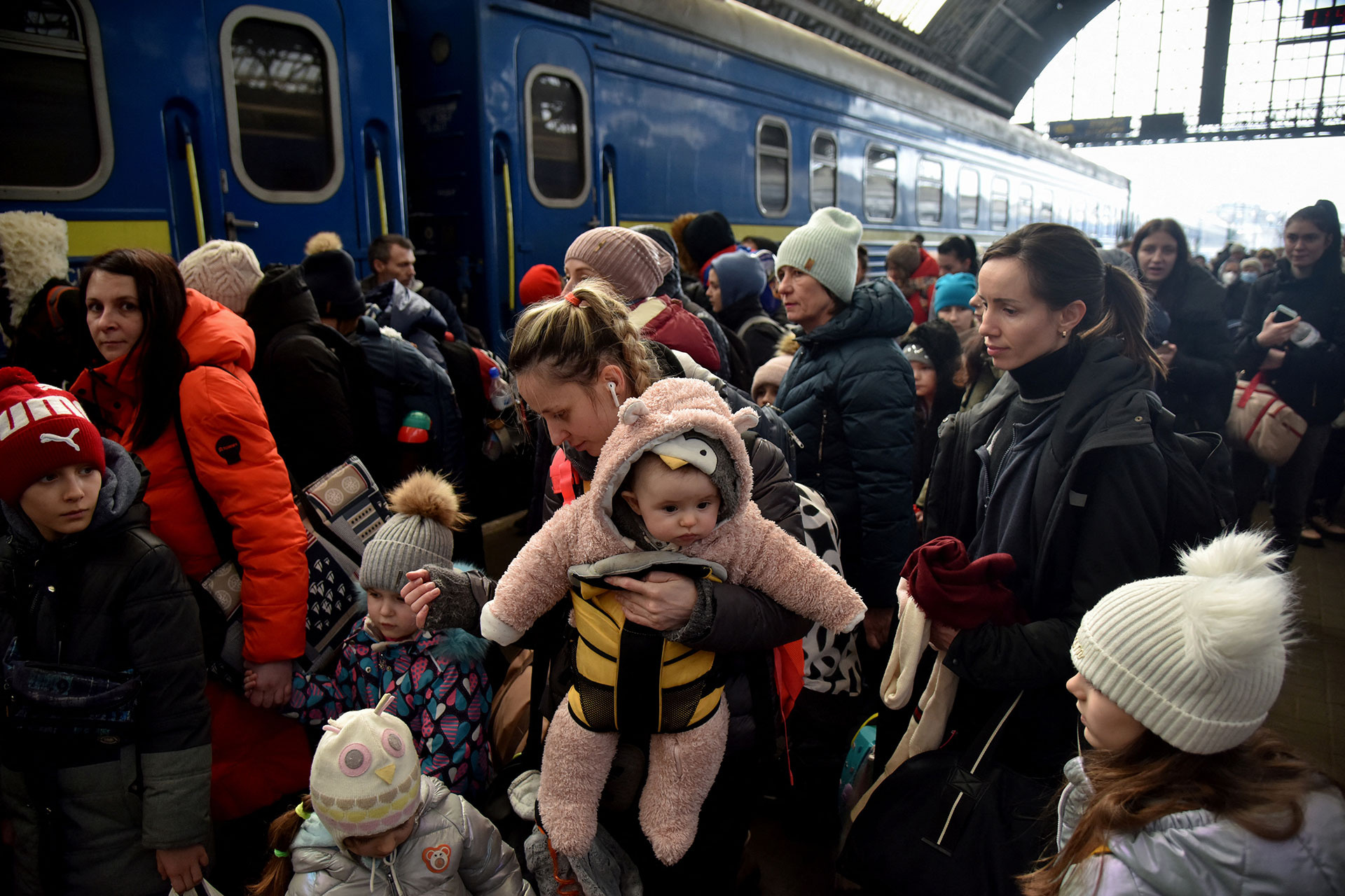 Українські переселенці на львівському вокзалі (фото: reuters)