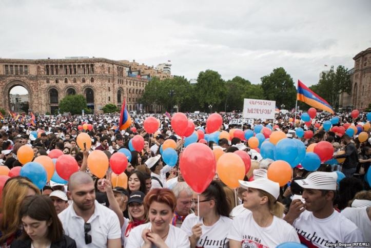 Мітингувальники у Єревані святкують обрання Нікола Пашиняна прем'єр-міністром країни