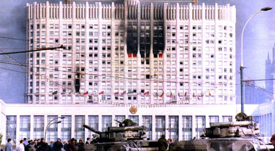 Москва, танки перед Белым домом, 4 октября 1993 года / AFP