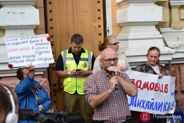 Одеські активісти сьогодні продовжили акцію протесту під офісом обласної поліції через замахи на Олега Михалика і інших активістів