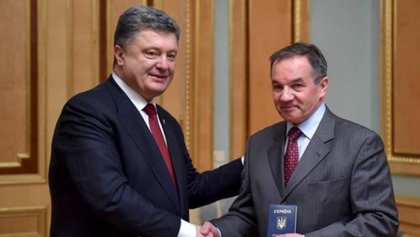 Президент Петро Порошенко у 2015-му особисто вручив Мішелю Терещенку паспорт громадянина України