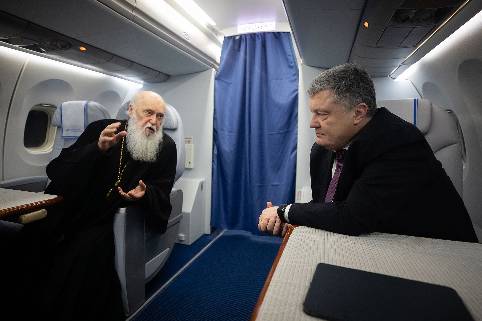 Петро Порошенко та Філарет в літаку до Києва, Україна, 28 грудня 2018 року. Фото Михайла Палінчака