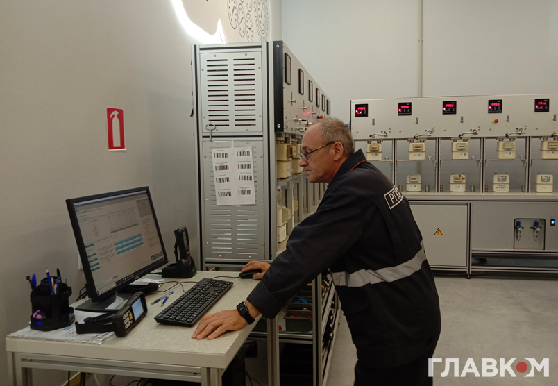 Оператор лабораторії побутових лічильників контролює процес повірки (фото: glavcom.ua)