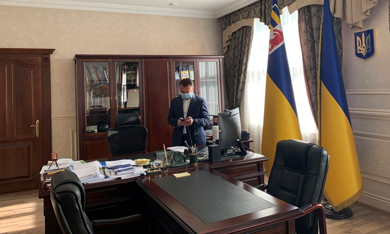 Олексій Петров вважає себе легітимним головою облради та не поспішає забирати речі зі свого кабінету (Фото: Суспільне)