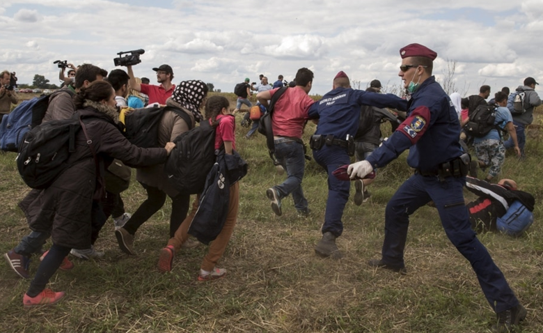 Міграційна криза 2015 року: на угорсько-сербському кордоні поліцейські намагаються зупинити натовп нелегальних мігрантів із Близького Сходу (фото: reuters)