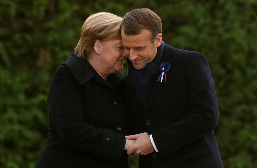 Президент Франції Емануель Макрон та ексканцлер Німеччини Ангела Меркель (фото: ap)