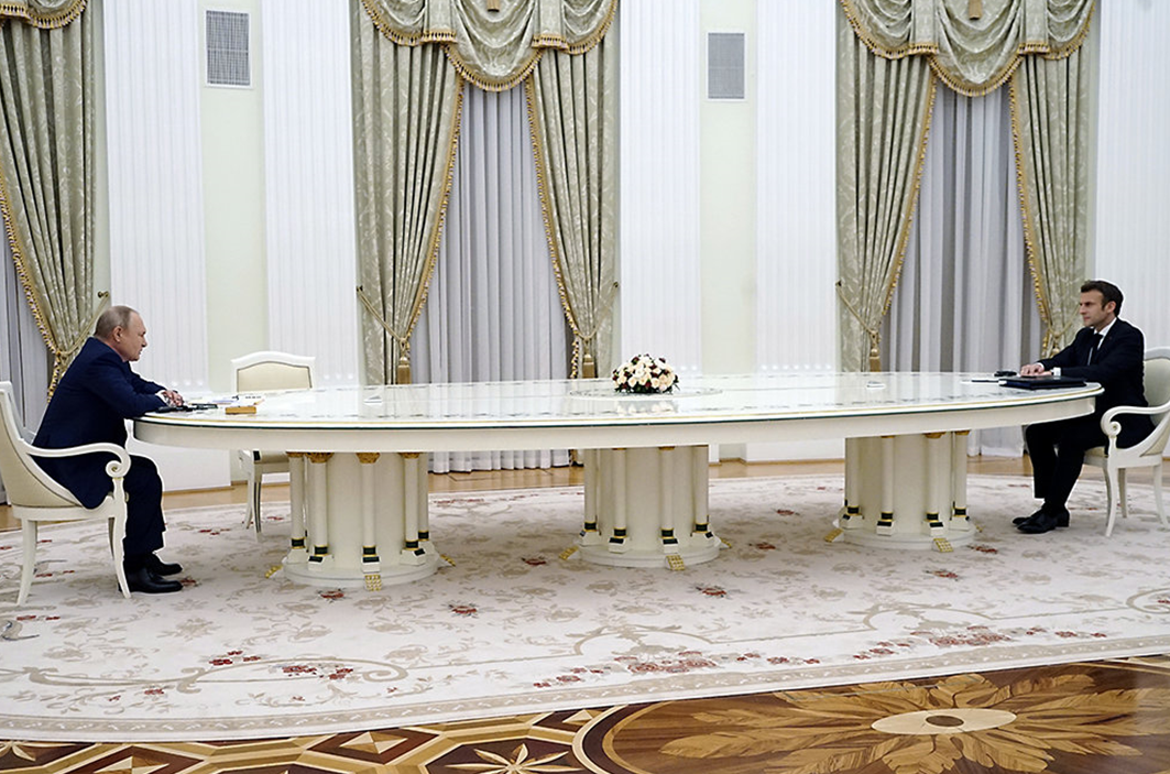 Величезний стіл, за яким Путін приймає гостей, зроблений на замовлення в Італії. Він вже спровокував лавину мемів