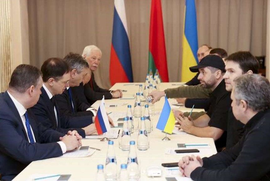 Переговори між українською та російською делегаціями тривають. За словами радника глави Офісу президента Михайла Подоляка, переговори «конструктивні, але важкі»
