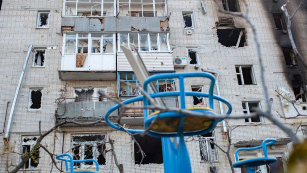 Зруйнований окупантами будинок у Тростянці (фото: facebook)