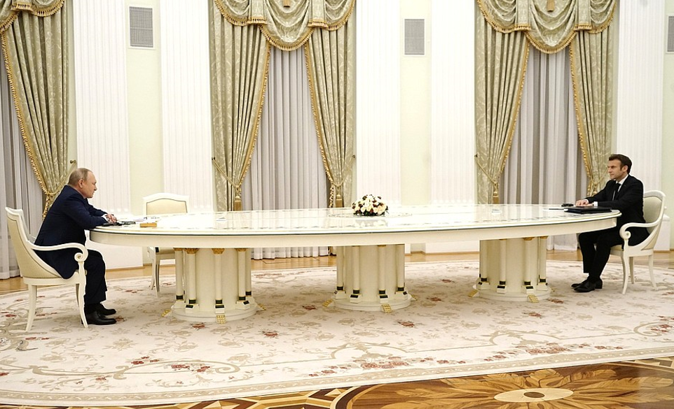 Макрона вразили історичні фантазії Путіна, а спільноту – стіл, за яким вони вели переговори (фото: dw)
