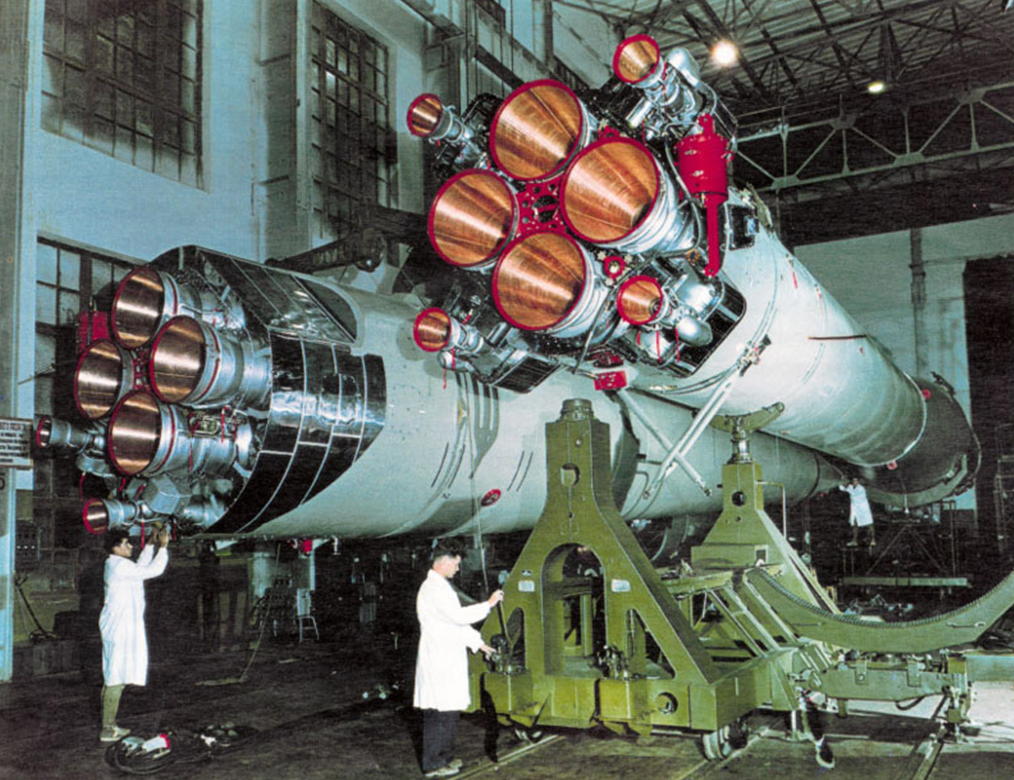 Складання ракети Р-7 в монтажно-випробувальному корпусі полігону Байконур (фото: energia.ru)