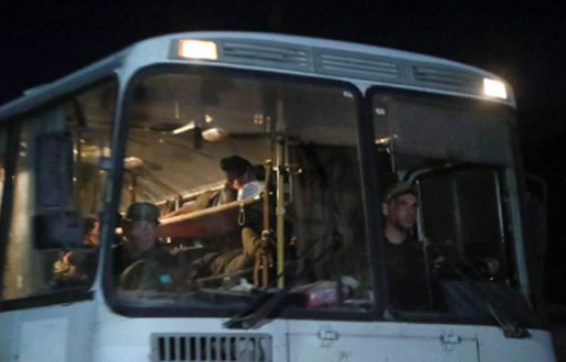 Поранених вивозили з «Азовсталі» кількома автобусами (Фото: Reuters)