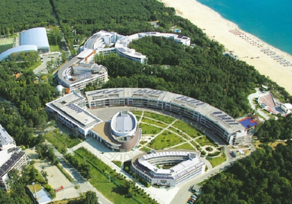«Камчія» - 31 гектар заповідної болгарської землі на березі Чорного моря. Величезний комплекс – це власне табір, готельний комплекс, спортивний центр, кіноконцертний зал, 11 двоповерхових вілл і власний пляж довжиною в кілометр